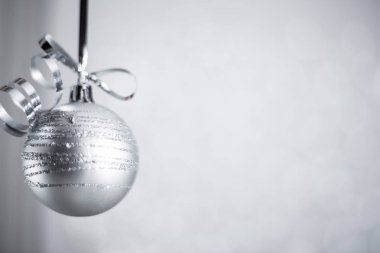 Kıvırcık kurdeleli yeni yıl balosu ışıldayan bokeh ışıklarının üzerine yaylı metin için metin alanı ile arka plan