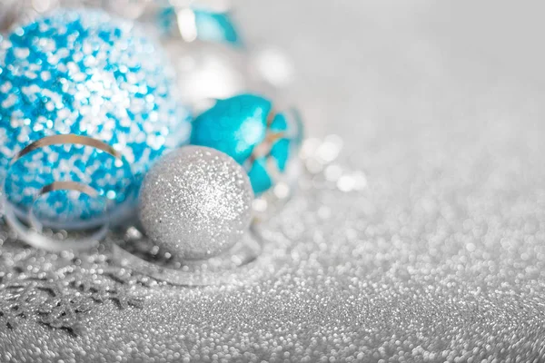 Decoración Navidad Bolas Brillo Colores Sobre Fondo Brillo Plateado Con — Foto de Stock