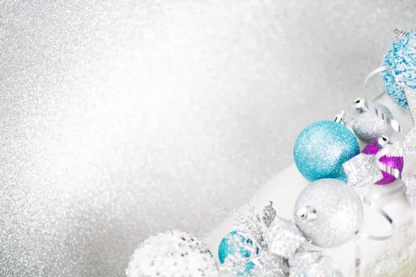 Beyaz Ahşap Zemin Üzerinde Kar Üzerinde Mavi Gümüş Noel Topları — Stok fotoğraf