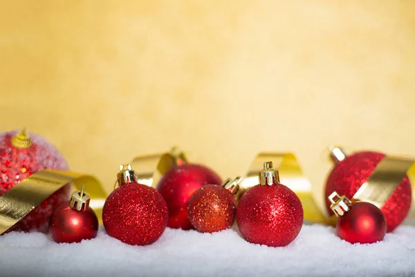 Bolas Rojas Navidad Sobre Nieve Sobre Fondo Brillo Dorado Con — Foto de Stock