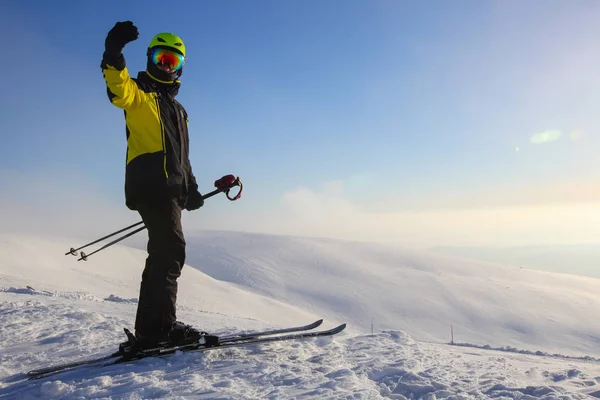Kayakçı Arka Planda Dağlarla Birlikte Kayak Yamacında — Stok fotoğraf