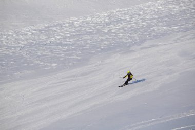 Bolchoi Voudyavr, Kirovsk, Murmansk Oblastı 'nda yüksek dağlarda kayak yapan kayakçı.