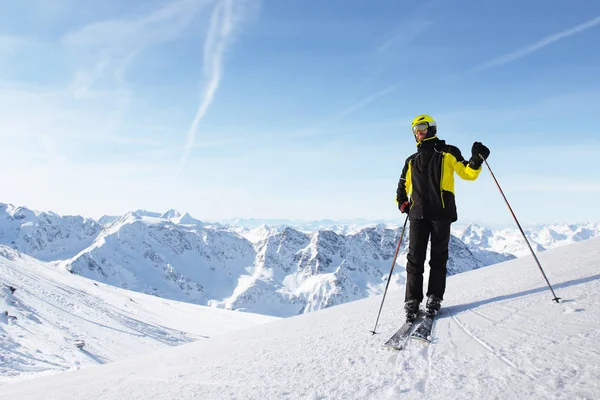 Esquiador Sozinho Olhando Para Vista Panorâmica Nas Montanhas Dos Alpes — Fotografia de Stock