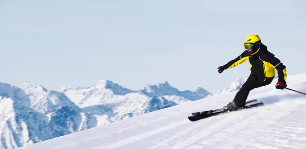 Alplerin Yüksek Dağlarında Kayak Yapan Profesyonel Alp Kayakçısı — Stok fotoğraf