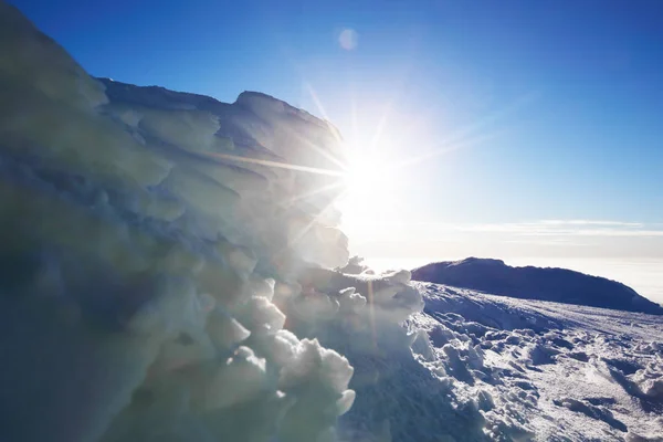 Arctisch Landschap Zonnige Dag Sneeuw Ijs Zon Blauwe Lucht — Stockfoto
