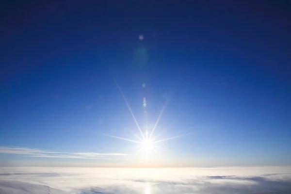 Polarhimmel Mit Sonne Und Lichtstrahlen Bei Klarem Himmel Über Wolken — Stockfoto