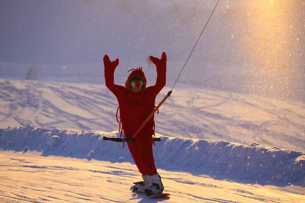Snowboarder Divertido Traje Pijama Camarones Kigurumi Pista Esquí — Foto de Stock