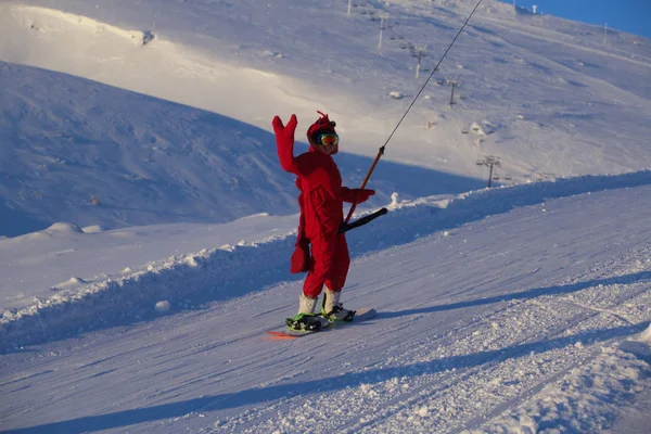 Kayak Pistinde Komik Karides Kigurumi Pijamalı Snowboardcu — Stok fotoğraf