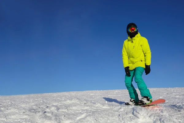 Güneşli Bir Günde Kayak Merkezinde Yamaçta Kayak Yapan Bir Snowboardcu — Stok fotoğraf