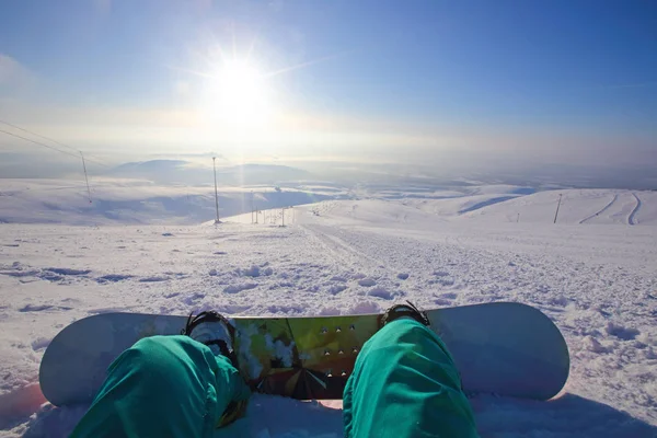 Vue Sur Les Jambes Snowboard Snowboarder Assis Haut Dans Les — Photo