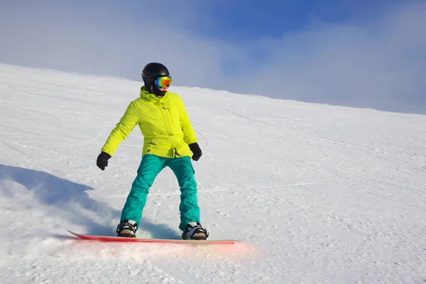 Snowboarder Andando Encosta Estância Esqui Dia Ensolarado — Fotografia de Stock