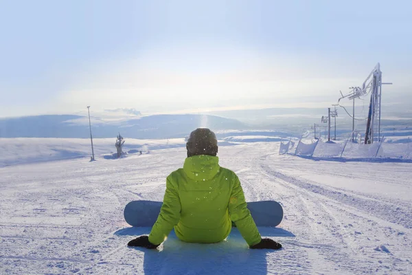 Snowboarder Sentado Pista Nieve Estación Esquí Vista Trasera —  Fotos de Stock