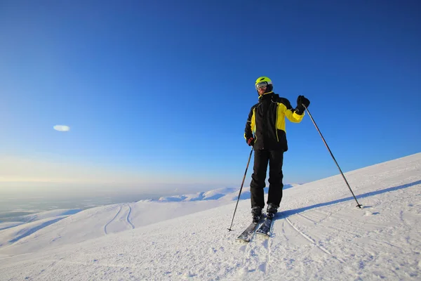 Sciatore Sulla Pista Sci Con Montagne Sullo Sfondo — Foto Stock