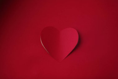 Kırmızı kağıttan kalp kesiği, Sevgililer Günü kartı.