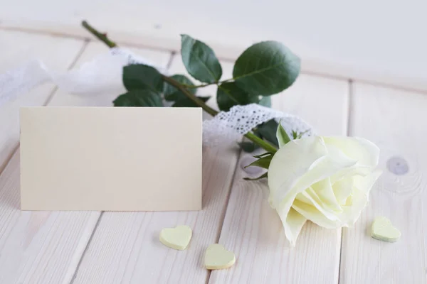 Rosa Branca Corações Cartão Branco Mesa Madeira Conceito Dia Dos — Fotografia de Stock