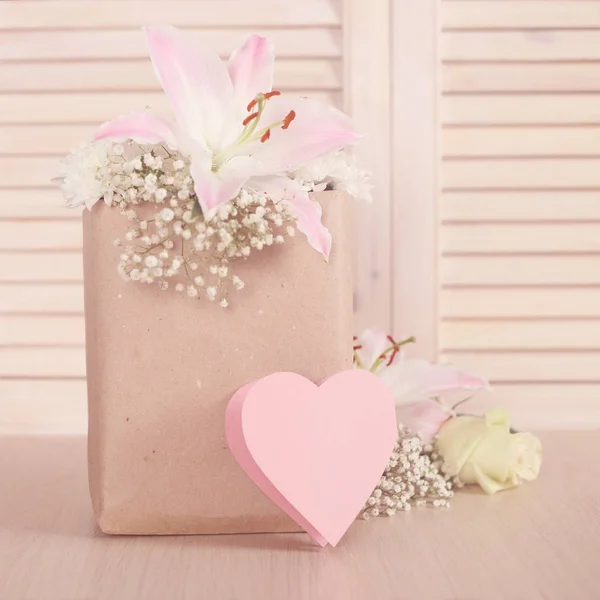 Valentýn Srdce Tvary Papírové Karty Kytice Květin — Stock fotografie