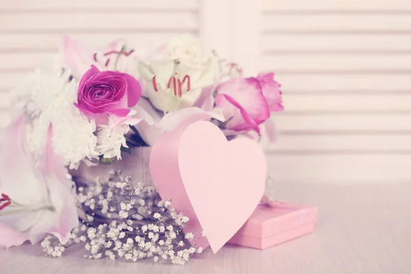 Όμορφο Μπουκέτο Λουλούδια Καλάθι Και Σχήμα Καρδιάς Κάρτα Ημέρα Του — Φωτογραφία Αρχείου