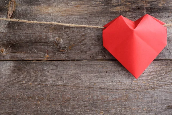 Corazón Origami Rojo Cuerda Sobre Fondo Madera Concepto Día San — Foto de Stock