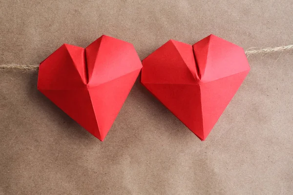 Coeurs Rouges Origami Sur Corde Sur Fond Papier Concept Saint — Photo