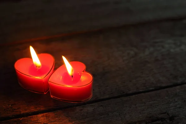 Hartvormige Kaarsen Brandend Houten Ondergrond Valentijnsdag Concept — Stockfoto
