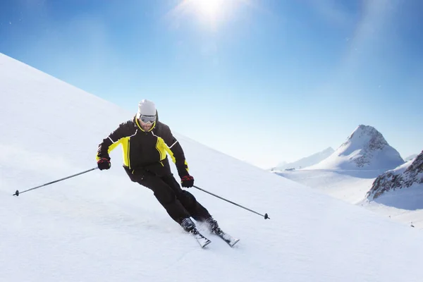 Narciarz Alpejski Trasie Zjazdowej Pięknym Alpejskim Krajobrazie Błękitne Niebo Tle — Zdjęcie stockowe