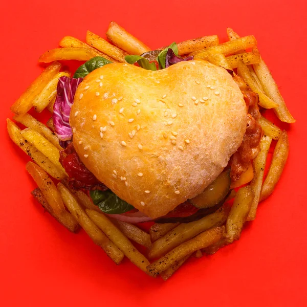Hamburger Kształcie Serca Frytki Miłość Burger Fast Food Koncepcja Czerwonym — Zdjęcie stockowe