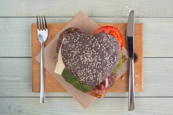 Czarny Hamburger Kształcie Serca Miłość Burger Fast Food Koncepcja Walentynki — Zdjęcie stockowe
