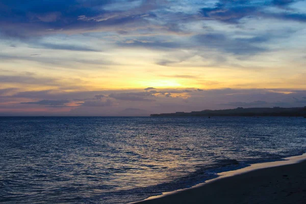 美丽的落日笼罩在海滩热带气候的背景下 — 图库照片