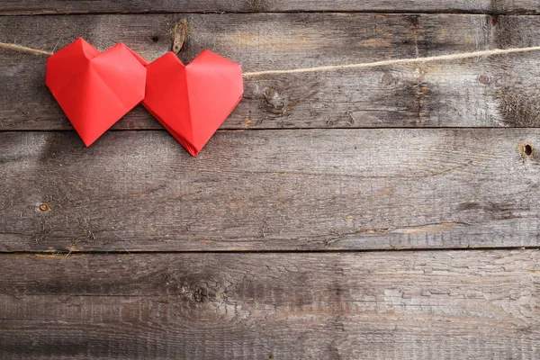 Rote Origami Herzen Auf Seil Über Hölzernem Hintergrund Valentinstag Konzept — Stockfoto