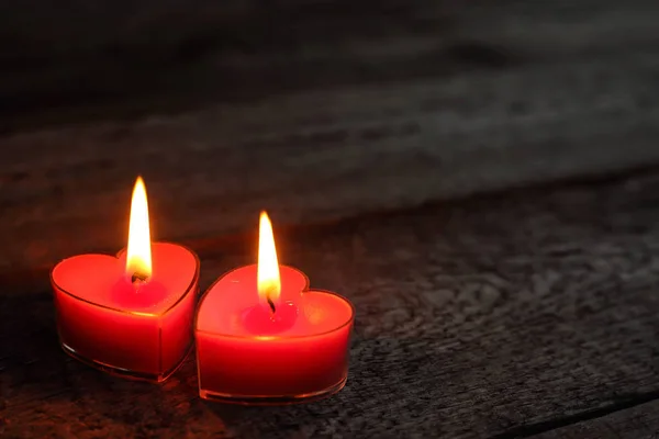 Hartvormige Kaarsen Brandend Houten Ondergrond Valentijnsdag Concept — Stockfoto