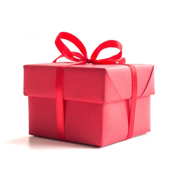 Κόκκινο Κουτί Δώρου Κορδέλα Πλώρη Στούντιο Απομονώνονται Λευκό Φόντο Χριστούγεννα — Φωτογραφία Αρχείου