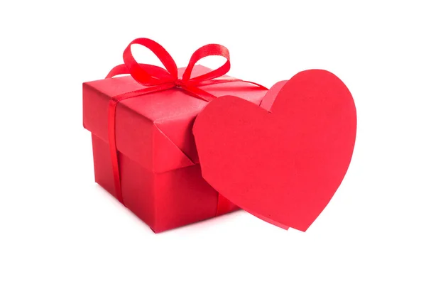 红色礼品盒 带有彩带弓和纸心形贺卡工作室 白色背景隔离 — 图库照片