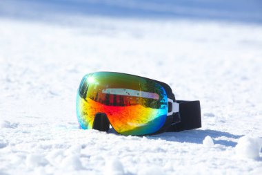 Kar arkaplanındaki kayak maskesi ve fotokopi alanı