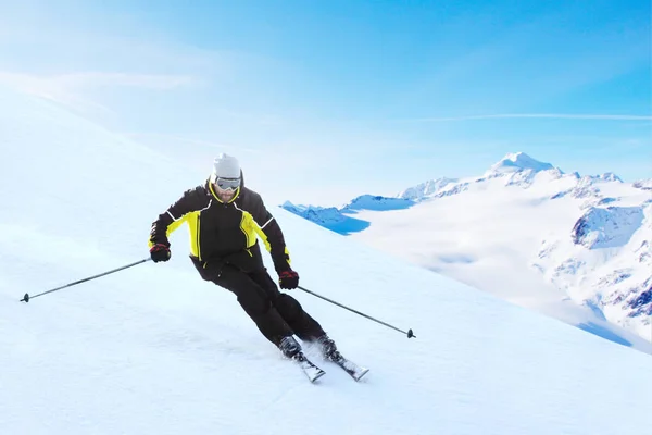 Esquiador Alpino Pista Que Corre Cuesta Abajo Hermoso Paisaje Alpino —  Fotos de Stock