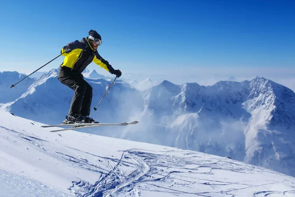 Springen Skiër Bij Sprong Met Alpine Hoge Bergen — Stockfoto