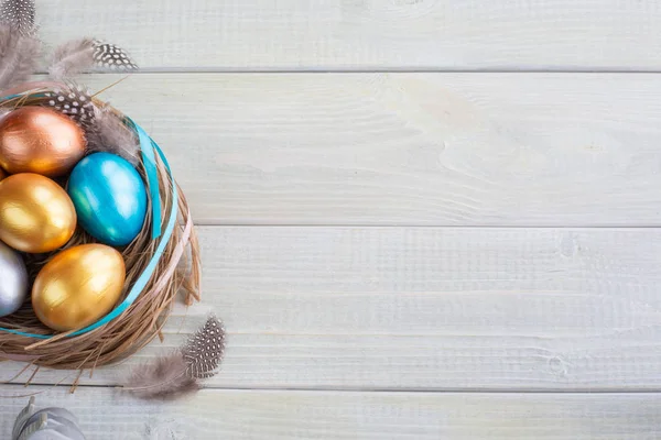 Красивый Праздничный Баннер Пасхальным Гнездом Цветными Яйцами Украшенный Лентами Перьями — стоковое фото