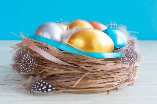 Прекрасный Праздничный Пасхальный Баннер Пасхальным Гнездом Цветными Яйцами Украшенный Лентами — стоковое фото