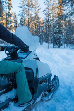 Karmobil üzerinde binici