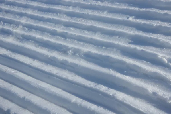 Sneeuw lijnen gemaakt van een sneeuw machine — Stockfoto