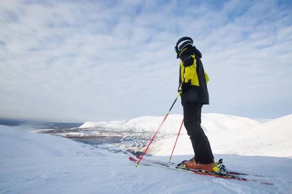 Kirovsk Rusland Skiër Piste Hoge Bergen Skipiste Achteraanzicht Winter Snowboard — Stockfoto