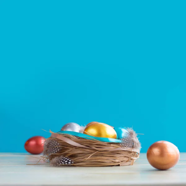 Decorated easter nest with eggs — Stock Photo, Image