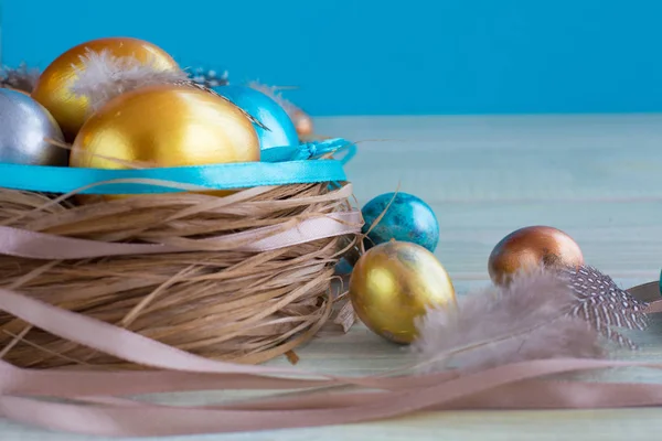 Nid de Pâques décoré avec des œufs — Photo