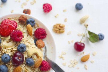 Çilekli yulaf lapası.