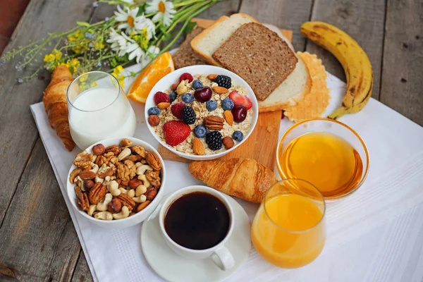 Desayuno saludable en la mesa — Foto de Stock