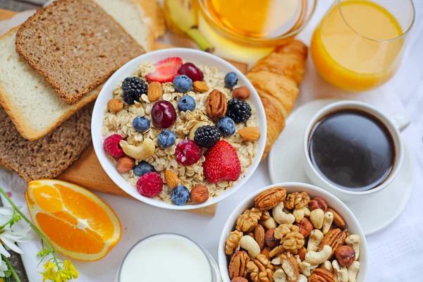 Café da manhã saudável na mesa — Fotografia de Stock