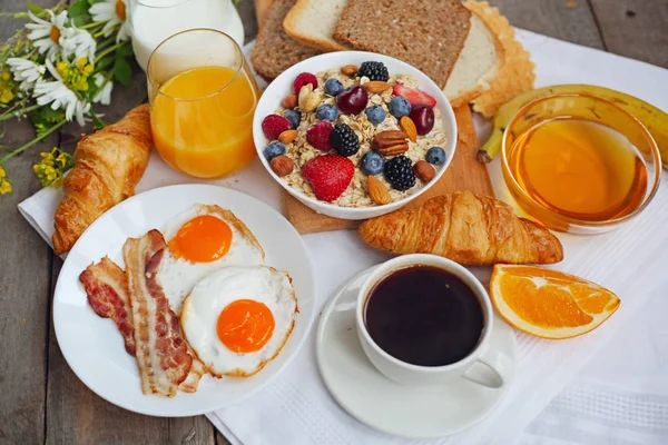 Café da manhã saudável na mesa — Fotografia de Stock