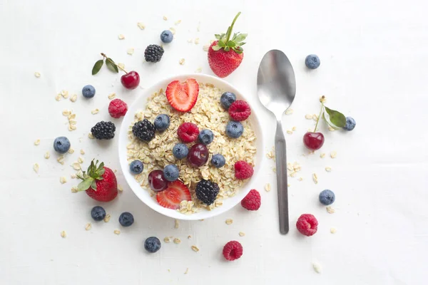 Oatmeal porridge with berries