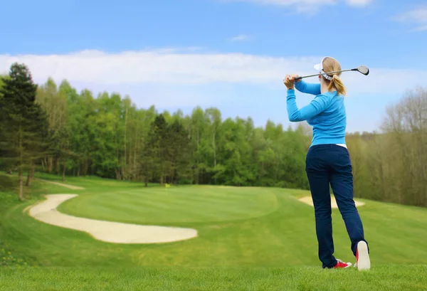 Golfista uderzyć piłeczkę — Zdjęcie stockowe