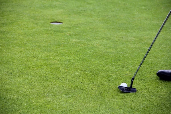 Golf putting on green — Stock Photo, Image