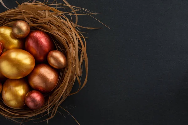 Osternest mit goldenen Eiern — Stockfoto